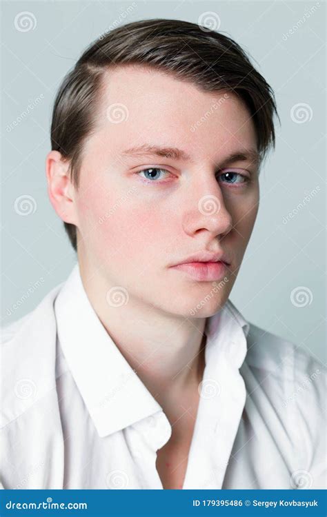 Apuesto Joven Con Camisa Blanca Y Pelo De Moda Foto De Archivo Imagen