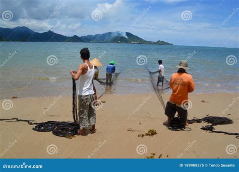 Traditional Fisherman Draws Fishing From Beach Editorial Image Image