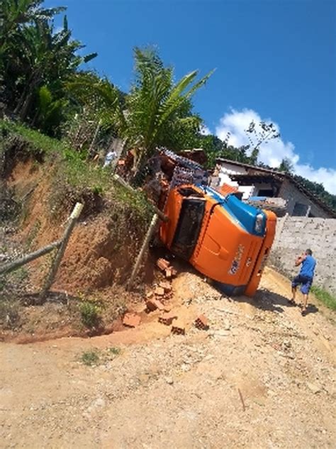 Caminh O Material De Constru O Tomba Em Ladeira Em Ilhabela Vale