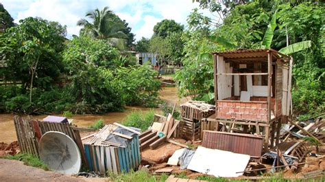 Enchente Causa Desmoronamento De Casa E Destr I Ponte Na Periferia De