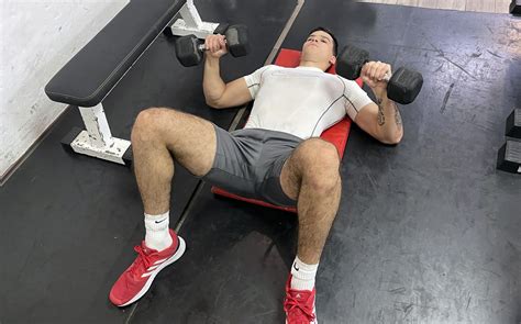 Dumbbell Floor Press Guide Muscles Worked Benefits And Alternatives