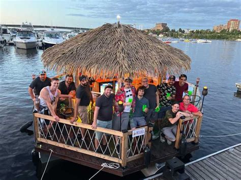 Ottawa Croisière Tiki Bar flottant sur la rivière des Outaouais