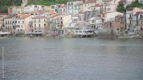 Scilla città in Calabria con le case colorate che si affacciano sul