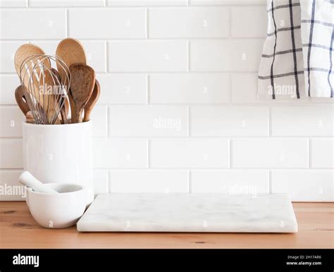 Elegante Fondo De Cocina Blanco Con Utensilios De Cocina Sobre Encimera