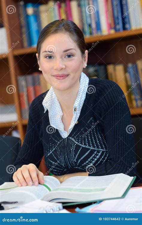 Libro De Lectura De La Mujer Joven Del Retrato En Biblioteca Foto De