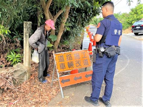 迷途受傷蹲坐路旁 長竹警關懷老翁助送醫