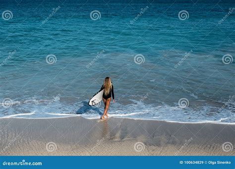 Mujer Joven Hermosa En Bikini Con El Tablero De Resaca En La Playa De La Isla Tropical Imagen De