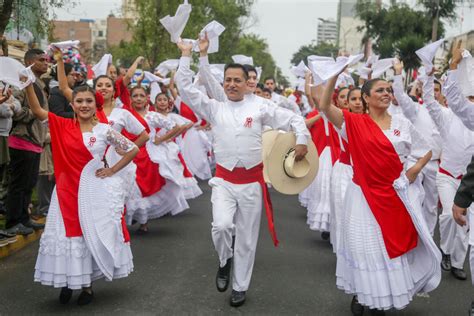 Danzas folclóricas se lucen por primera vez en el desfile de Fiestas