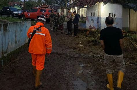 Akibat Hujan Deras Belasan Rumah Di Mande Terendam Banjir Cianjur