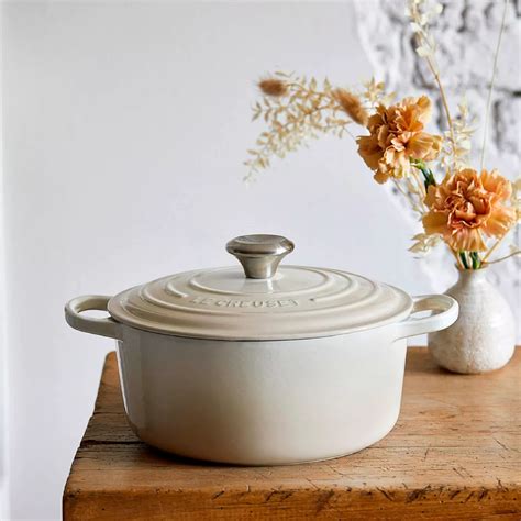 Кастрюля 3,3 л 22 см чугунная с крышкой Le Creuset Cast Iron Meringue ...