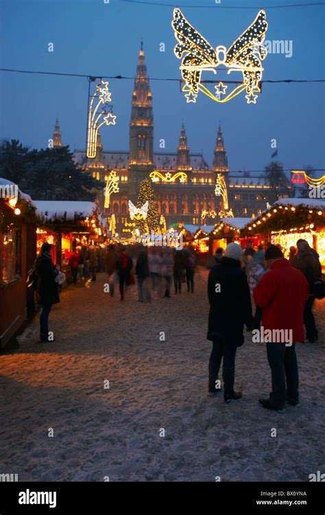 Rathaus Christmas market snow at night Vienna Stock Photo - Alamy