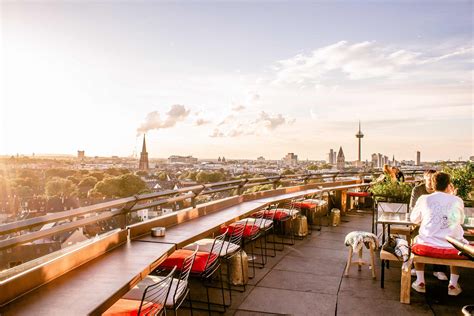 Genie E Einen Sundowner Mit Blick Auf K Ln In Der Bar Botanik