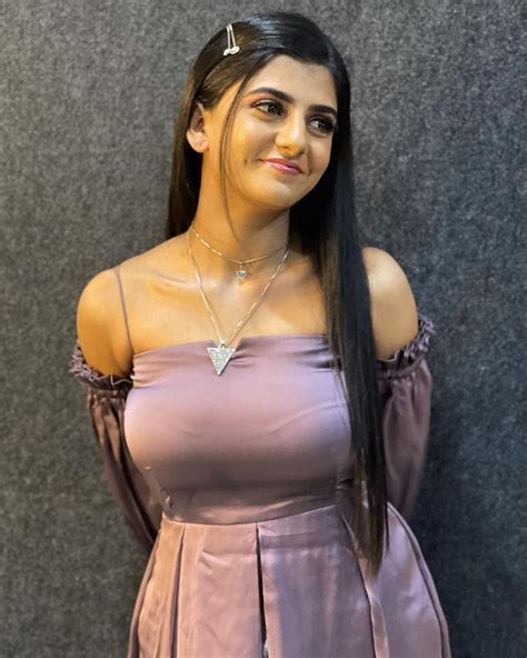 PHOTOS : டி-ஷிர்டில் வேற லெவல் போஸ்.. ஆளை மயக்கிம் கேப்ரியல்லா