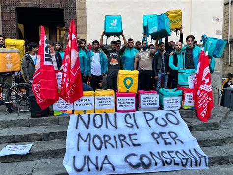 Rider Morto Sul Lavoro A Firenze Tanta Gente In Piazza Al Presidio