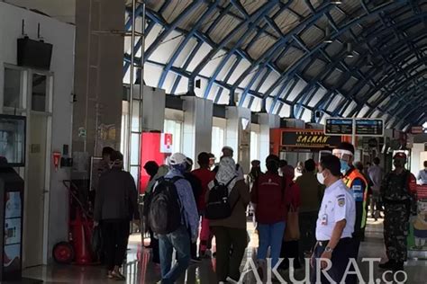 Perlintasan Sebidang KA Stasiun Palmerah Ditutup Kendaraan Dari