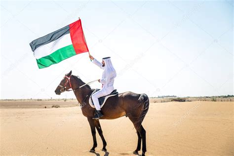 Hombre Guapo De Oriente Medio Con El T Pico Vestido De Emiratos