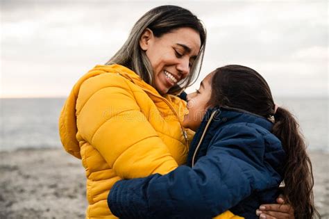 Feliz Madre Latina Con Su Hija Disfrutando Juntos Durante El Invierno Foto De Archivo Imagen
