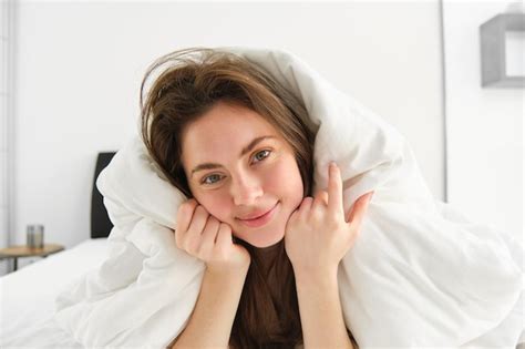 Portrait D Une Magnifique Femme Souriante Allong E Dans Son Lit