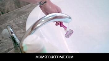 Momseducedme Hijastro Afeit Ndose Y Probando Su Co O Maduro Tetona Dee Williams Xvideos