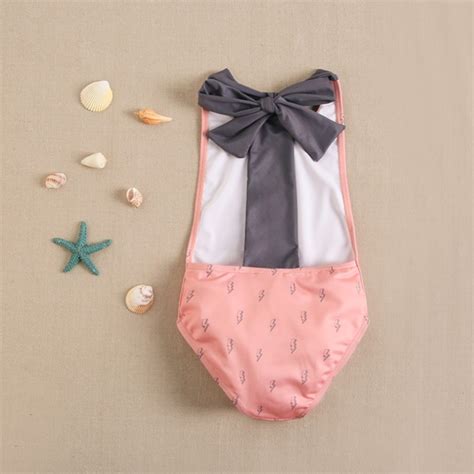 Bikini de niña en color coral con estampado de rayos grises Dadati Profesionales