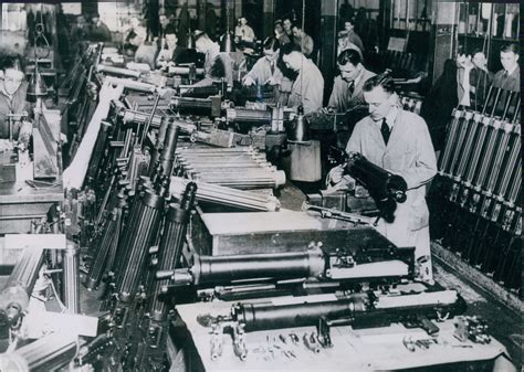 Guerre 39 45 Usine De Munitions Et Armes Montage Des Mitrailleuses