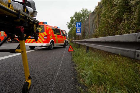 Beim Spurwechsel Bersehen Zwei M Nner Nach Unfall Auf Der A Schwer