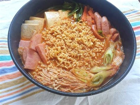 韓国のラーメン鍋「プデチゲ」！基本レシピとおすすめ具材5選 Macaroni