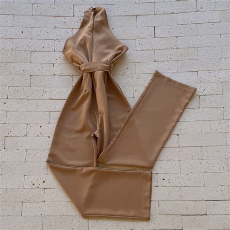 MACACÃO ALFAIATARIA DETALHE GOLA E AMARRAÇÃO NUDE Dondoca Moda Feminina