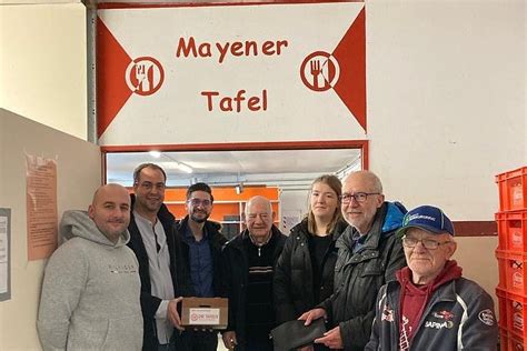 aktuell4u Waffelverkauf auf dem Marktplatz Mayen Erlöse gehen an Tafel