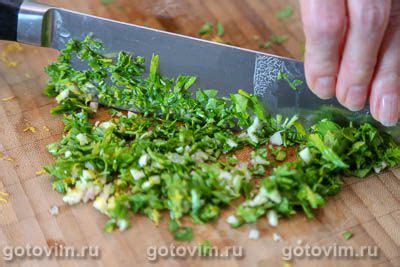 Молодой картофель с чесноком и зеленью в ароматном сливочном масле ...