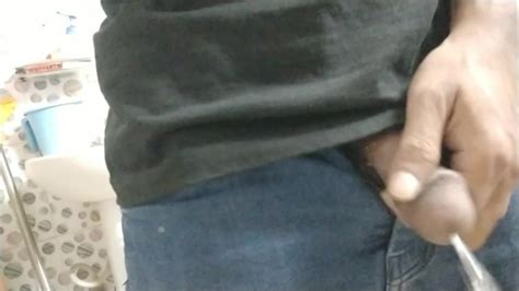 成熟的男人大声撒尿 Pornhub Gay