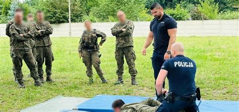 Elbląscy policjanci szkolą żołnierzy którzy będą służyć na wschodniej