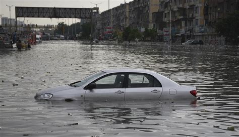 FOTO Banjir Rendam Karachi Usai Diguyur Hujan Deras Foto Liputan6