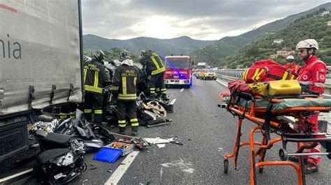 Scontro Tra Un Tir E Unauto Due Morti E Diversi Feriti Sulla Tra I