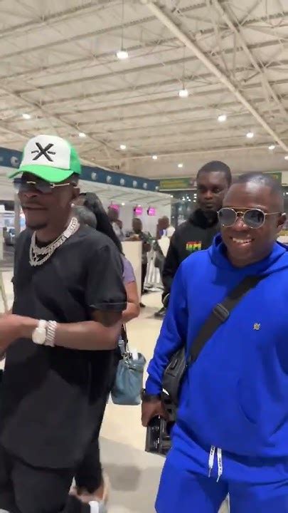 Shatta Wale Jets Off To The Uk 🇬🇧 For The Medikal Show Youtube