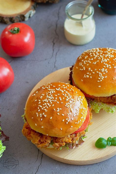 Kanapka Ala Zinger Burger Z Kurczakiem Smaki Na Talerzu