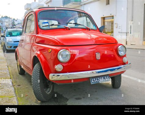 L Embl Matique Fiat Dans Une Rue D Alberobello Petite Ville