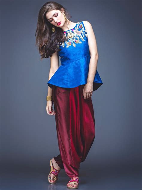 Синяя блузка без рукавов, украшенная пайетками + бордовые индийские ...