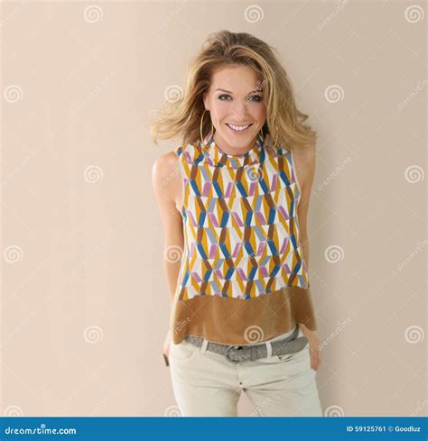 Attraktive Blonde Frau In Der Modischen Kleidung Stockbild Bild Von Stehen Studio 59125761