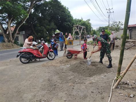 Gotong Royong Bersama Warga Babinsa Bantu Bangun Masjid Di Desa