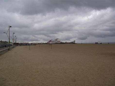 Great Yarmouth Pier Beach, Norfolk, England :: British Beaches