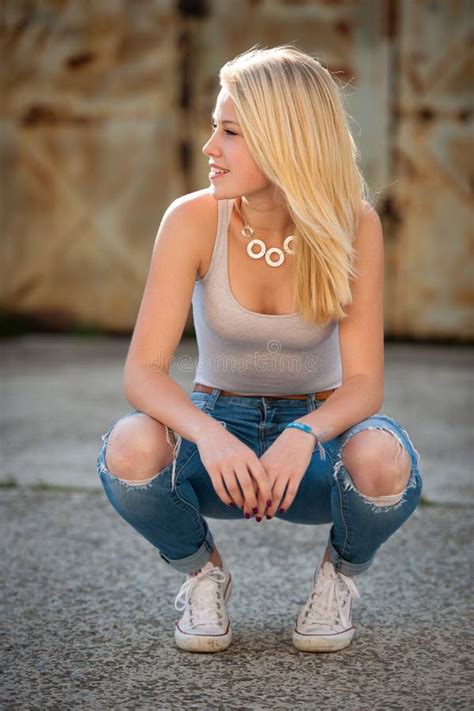 Jong Blonde Kaukasisch Meisje Alleen Op Een Straat Stock Foto Image Of Levensstijl