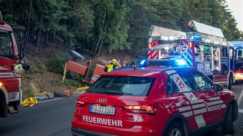 Fulda Unfall Mit Traktor Und Auto Auf B279 Zwei Schwerverletzte