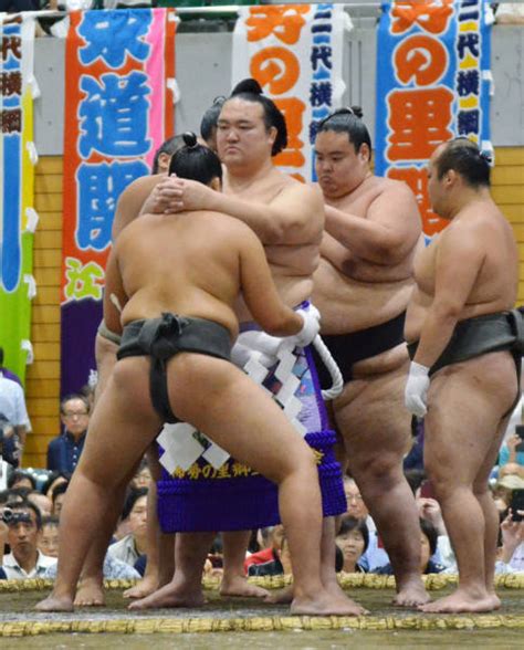 大相撲夏巡業で綱締めの実演をする横綱稀勢の里（右から3：稀勢の里 写真特集：時事ドットコム