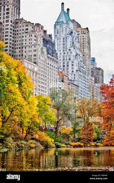 Central Park Im Herbst Und Wolkenkratzer Von Manhattan New York City