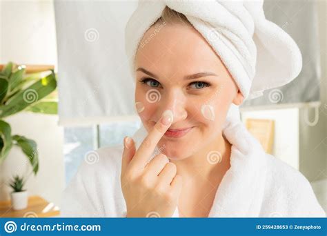 Un Grand Portrait D Une Jeune Fille Blonde Aux Yeux Bleus Dans La Salle De Bain Avec Exercice