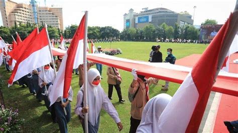 Ganjar Kagum Lihat Kirab Bendera Merah Putih Sepanjang 1001 Meter Di