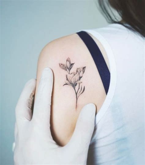 Med Tech. Запись со стены. | Magnolia tattoo, Cool tattoos, Flower tattoo