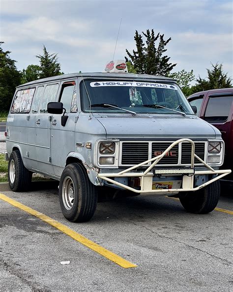 Saw this GMC Van the other day and it is kind of awesome. : r/pics