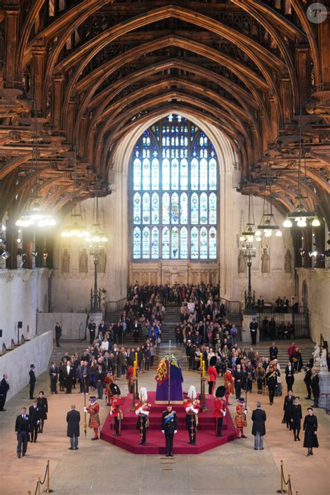 Elizabeth II L homme qui a sauté sur son cercueil s explique ses